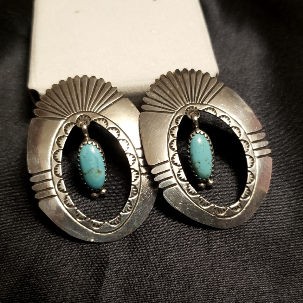 *SALE* Turquoise stone dangle earrings